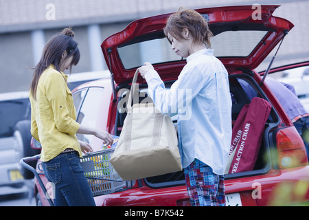 Chargement de deux courses dans une voiture Banque D'Images