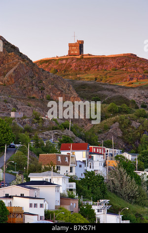 Vue sur la batterie et la Tour Cabot (lieu historique national de Signal Hill) au coucher du soleil, St John's, Terre-Neuve, Canada Banque D'Images