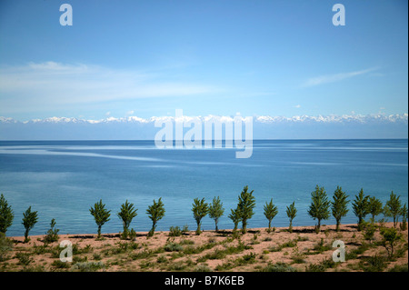 Les montagnes lointaines au Kirghizstan Banque D'Images