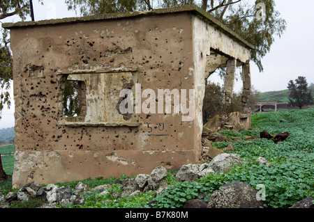 Maison syrienne déserte criblé de balles dans les hauteurs du Golan Banque D'Images