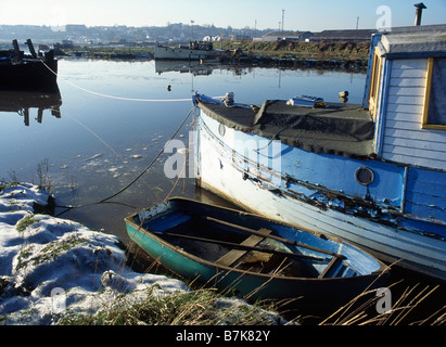 Digue de la côte Vue vers Maldon Patch de neige sur bank HEYBRIDGE BASIN ANGLETERRE ESSEX Banque D'Images