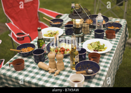 L'alimentation disposés sur une table sur Camping Banque D'Images