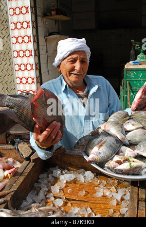 Le Caire, Égypte. Un poissonnier au Vieux Caire marché. Banque D'Images