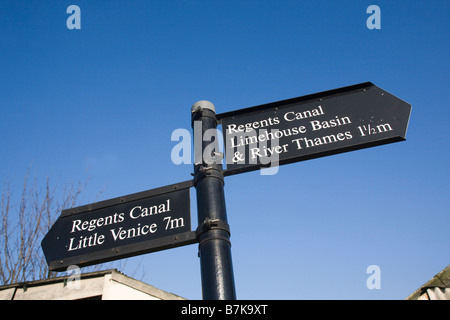 Regents Canal distance panneau routier près de Victoria Park, Tower Hamlets, East London, GB UK. Banque D'Images