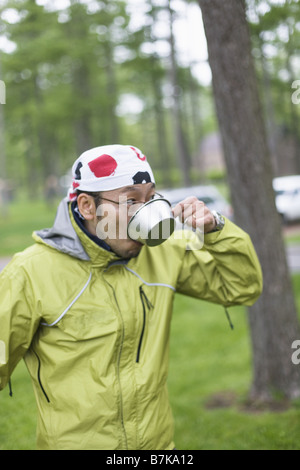 L'homme sur l'eau potable Camping Banque D'Images