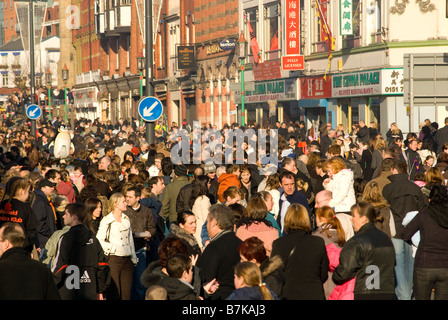 La foule célébrer street event in UK - enveloppé jusqu'au chaud contre le froid Banque D'Images