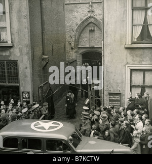 La Reine Wilhelmine de quitter l'Église protestante de Breda aux Pays-Bas en 1945 après avoir célébré la libération des Pays-Bas Banque D'Images