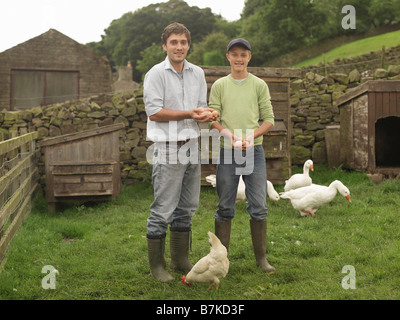 Agriculteur et Boy Holding Oeufs