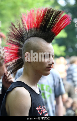 Garçon avec Punk Mohawk rouge noir Banque D'Images