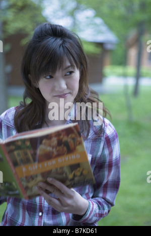 Woman Reading a Book Banque D'Images