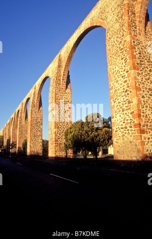 Aqueduc de l'eau, s'étendant 4200 pieds, à travers la ville coloniale espagnole de Santiago de Queretaro, Queretaro, Mexique Banque D'Images