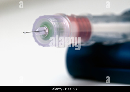 Stylo injecteur d'insuline avec une goutte d'insuline à la fin de l'aiguille Banque D'Images