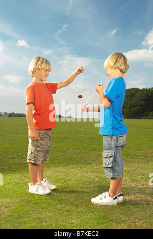 Les garçons jouer conkers Banque D'Images