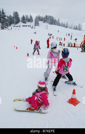 Les enfants en classe de ski à Mayrhofen Autriche Penkenbahn Banque D'Images