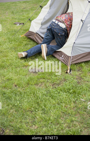 Homme entrant tente Banque D'Images