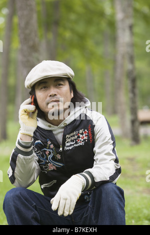 Homme tenant un téléphone cellulaire Banque D'Images