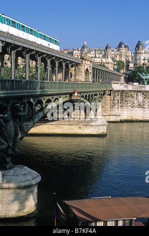 Paris, vue nord-ouest le long du pont Bir-Hakeim sur la Seine vers Passy sur la rive droite, avec Metro train. Banque D'Images