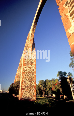 Aqueduc de l'eau, s'étendant 4200 pieds, à travers la ville coloniale espagnole de Santiago de Queretaro, Queretaro, Mexique Banque D'Images