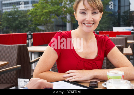 Les employés de bureau en dehors de boire du café Banque D'Images