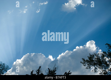 Rayons de soleil qui brille derrière les nuages Banque D'Images