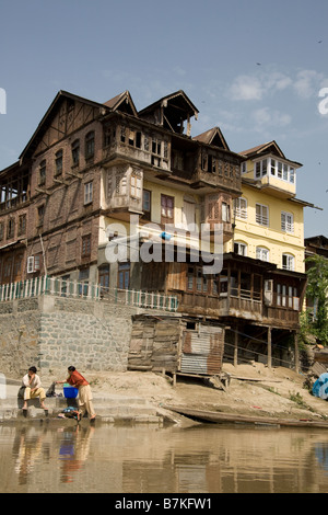 Bateaux-maison sur la rivière Jhellum, vieille ville dans Scrinagar, au Cachemire Banque D'Images