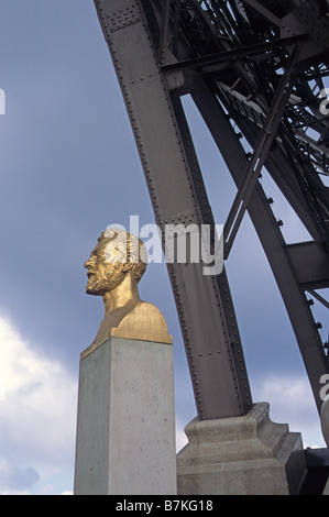 Paris. Buste de Gustave Eiffel sous la jambe du nord de la Tour Eiffel. Banque D'Images