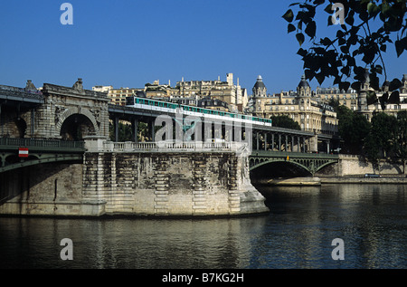 Paris, voir l'northwarsds du pont Bir-Hakeim sur la Seine vers Passy sur la rive droite, avec Metro train. Banque D'Images