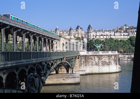 Paris, vue nord-ouest le long du pont Bir-Hakeim sur la Seine vers Passy sur la rive droite, avec Metro train. Banque D'Images