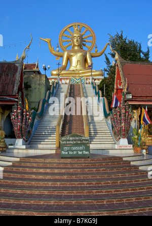 Ciel bleu au-dessus de Grand Bouddha Phra Kodom Wat Phra Yai Koh Samui Thaïlande Banque D'Images