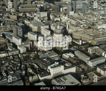 La Cathédrale St Paul, à Londres avec la ville moderne autour. Vue aérienne, fin des années 80. Banque D'Images