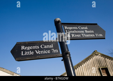 Regents Canal distance panneau routier près de Victoria Park, Tower Hamlets, East London, GB UK Banque D'Images