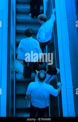 Les gens l'ordre croissant des escaliers mécaniques et des escaliers Banque D'Images