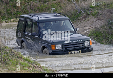 Land Rover roulant dans l'eau profonde, Thruxton, Hampshire, Angleterre Banque D'Images