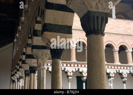 Le cloître rarement vu dans la région de Torri, une petite ville dans la province de Sienne. L'époque romane stile a trois registres Banque D'Images