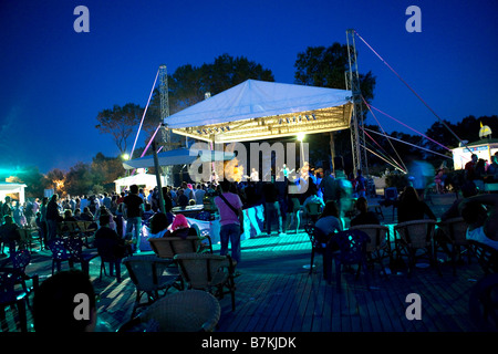 Groupe de personnes à écouter les concerts en été en plein air Banque D'Images