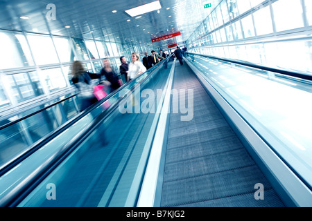 Image floue de gens debout sur l'escalator Banque D'Images