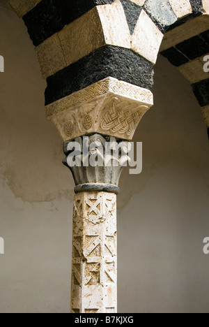 Le cloître rarement vu dans la région de Torri, une petite ville dans la province de Sienne. L'époque romane stile a trois registres Banque D'Images