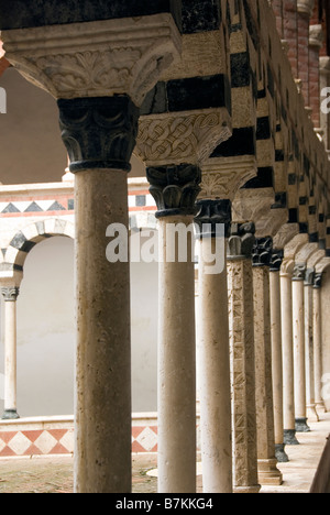 Le cloître rarement vu dans la région de Torri, une petite ville dans la province de Sienne. L'époque romane stile a trois registres Banque D'Images