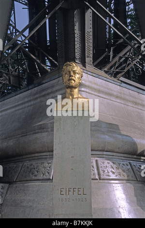 Paris. Buste de Gustave Eiffel sous la jambe du nord de la Tour Eiffel. Banque D'Images