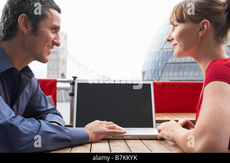 Deux employés de bureau à l'extérieur avec coffre Banque D'Images