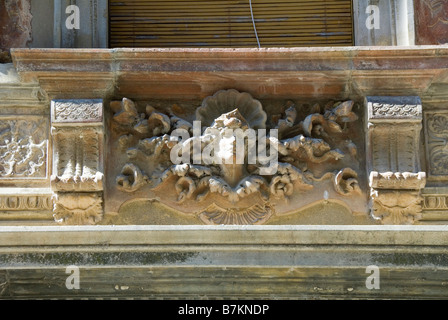 Façade d'un immeuble montrant des embellissements en terre cuite, Castiglione del Lago, Ombrie, Italie Banque D'Images