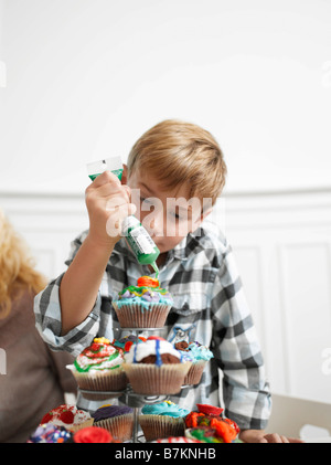 Boy making Cupcakes Banque D'Images