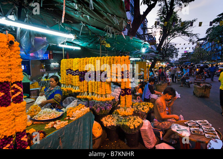 Flower stall les fournisseurs apportent des offrandes à Pak Khlong Talad flower market Bangkok Thaïlande Banque D'Images