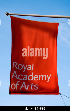 Un drapeau au-dessus de la Royal Academy of Arts Burlington House Piccadilly Londres. Jan 2009 Banque D'Images