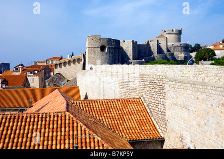 Vue sur les murs et remparts de la vieille ville de Dubrovnik Croatie Banque D'Images