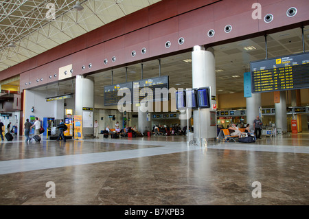 Terminal de l'aéroport d'arrivée des compagnies aériennes et les départs voyageurs conseil dans le sud de l'Aéroport Reina Sofia Tenerife Banque D'Images