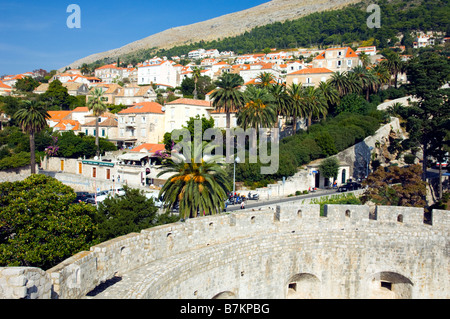 Vue sur les murs et remparts de la vieille ville de Dubrovnik Croatie Banque D'Images