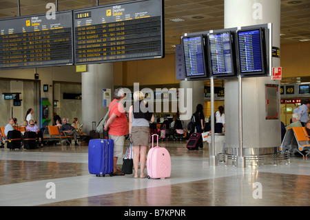 Les départs de l'aérogare passagers conseil homme femme à l'Aéroport Reina Sofia au sud de Tenerife Banque D'Images