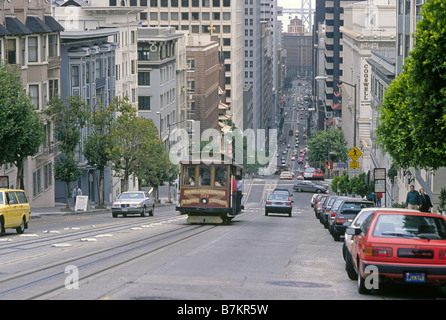 Un tramway négocie une colline escarpée sur Van Ness Avenue dans la ville de San Francisco Banque D'Images