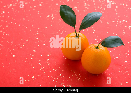 Close-up de deux oranges sur fond de papier Banque D'Images